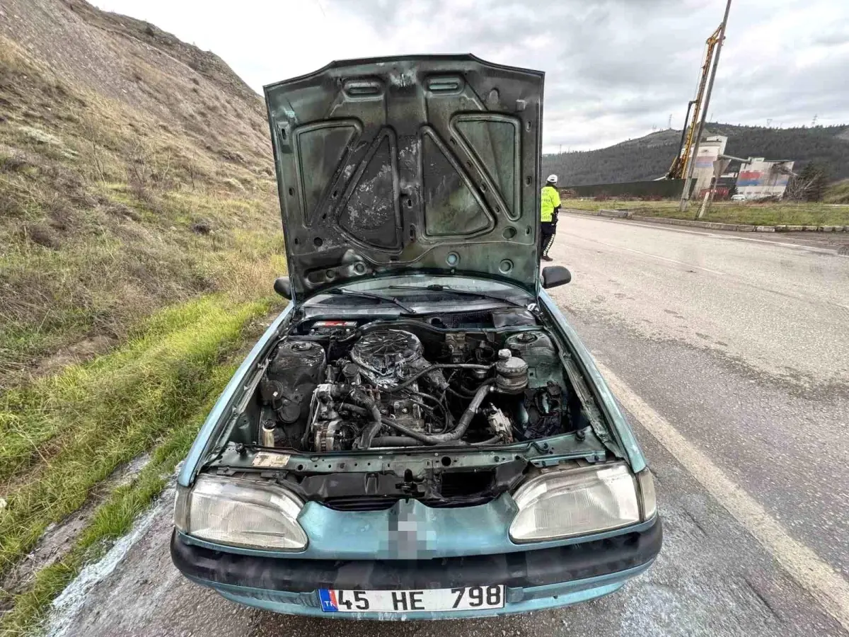 Seyir halindeki otomobilde çıkan yangın itfaiye ekipleri tarafından söndürüldü