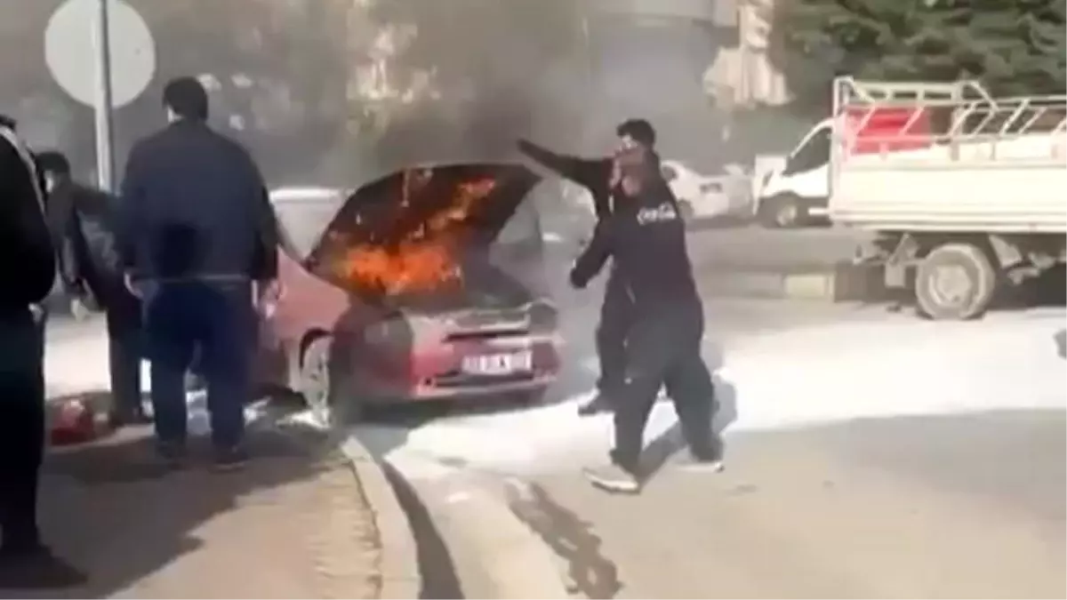 Seyir halindeyken yanan otomobili çevredeki vatandaşlar söndürdü