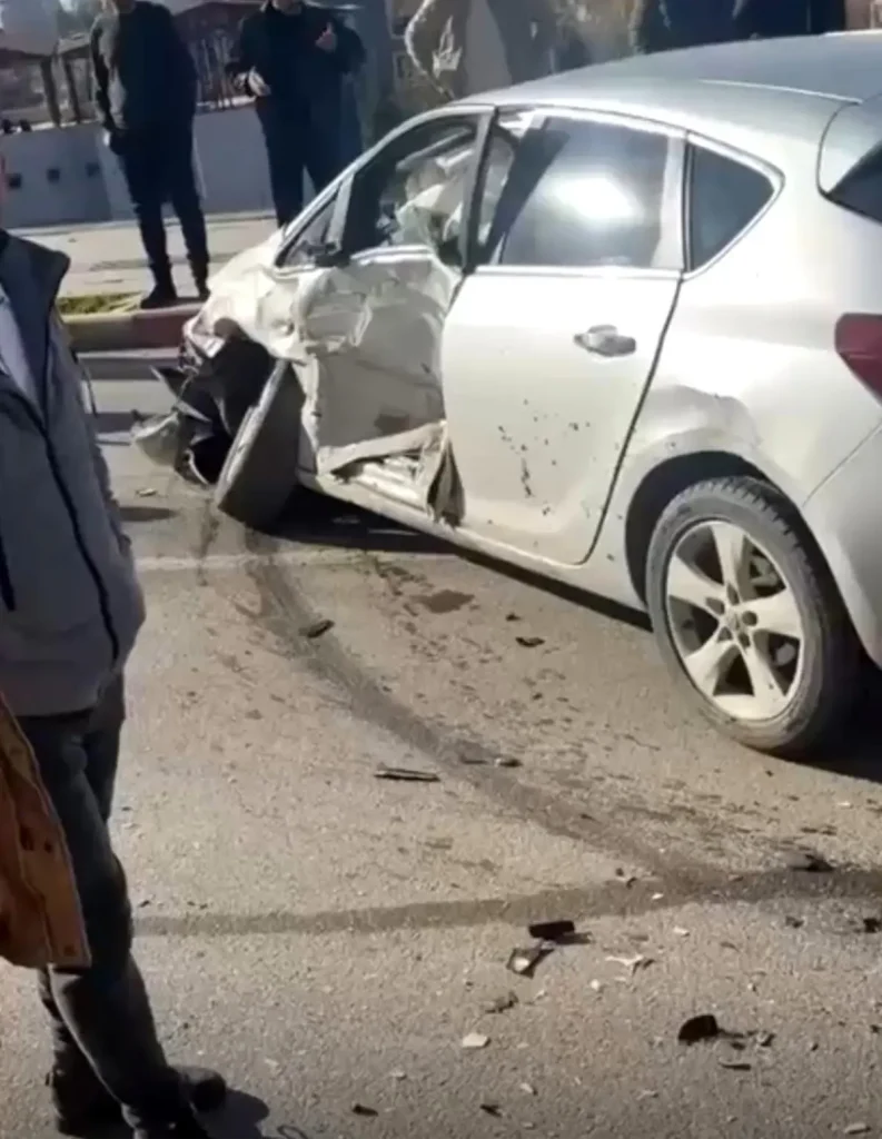 Siirt’te Adliye Işıklarında Şok Kaza: Otomobil ve Kamyonet Çarpıştı, 2 Yaralı