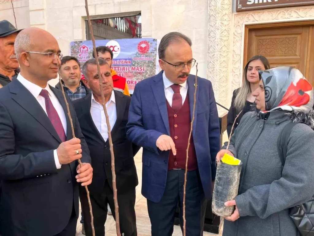 Siirt’te 25 Bin 700 Fıstık ve 4 Bin 300 Trabzon Hurması Fidanı Dağıtıldı – Tarımsal Destekler Hız Kesmeden Devam Ediyor