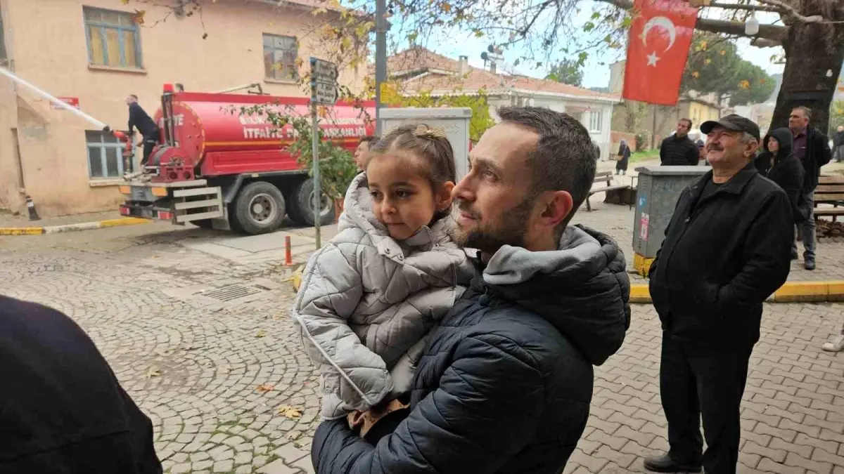 Sındırgı’da evlerinin yıkılışını hüzünlü gözlerle izlediler