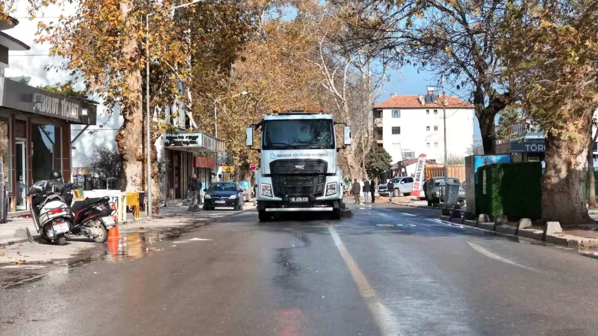 Sındırgı’da hasarlı binaların yıkımı sonrası temizlik çalışmaları sürüyor