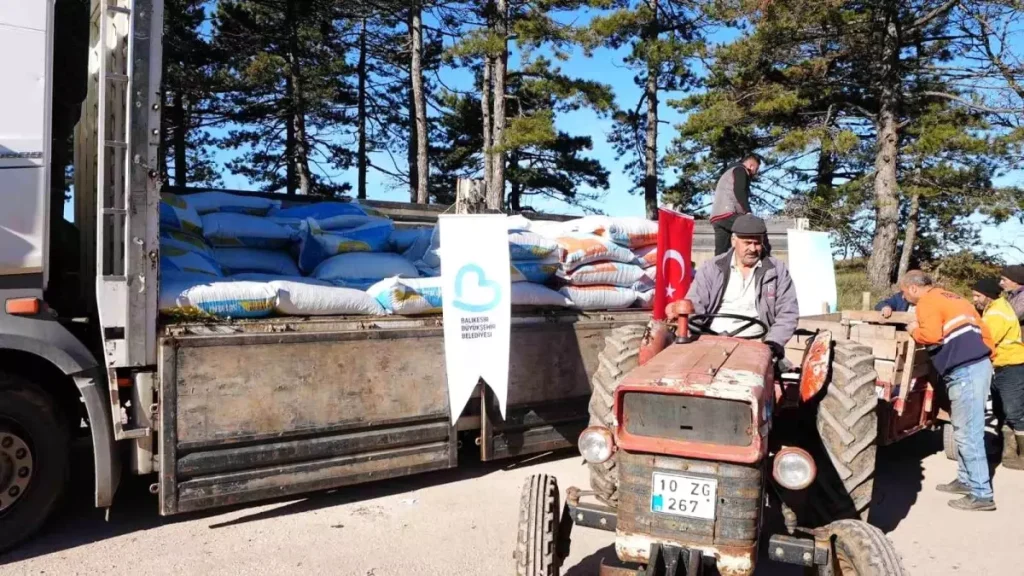 Sındırgılı depremzede çiftçilere hayvan yemi desteği