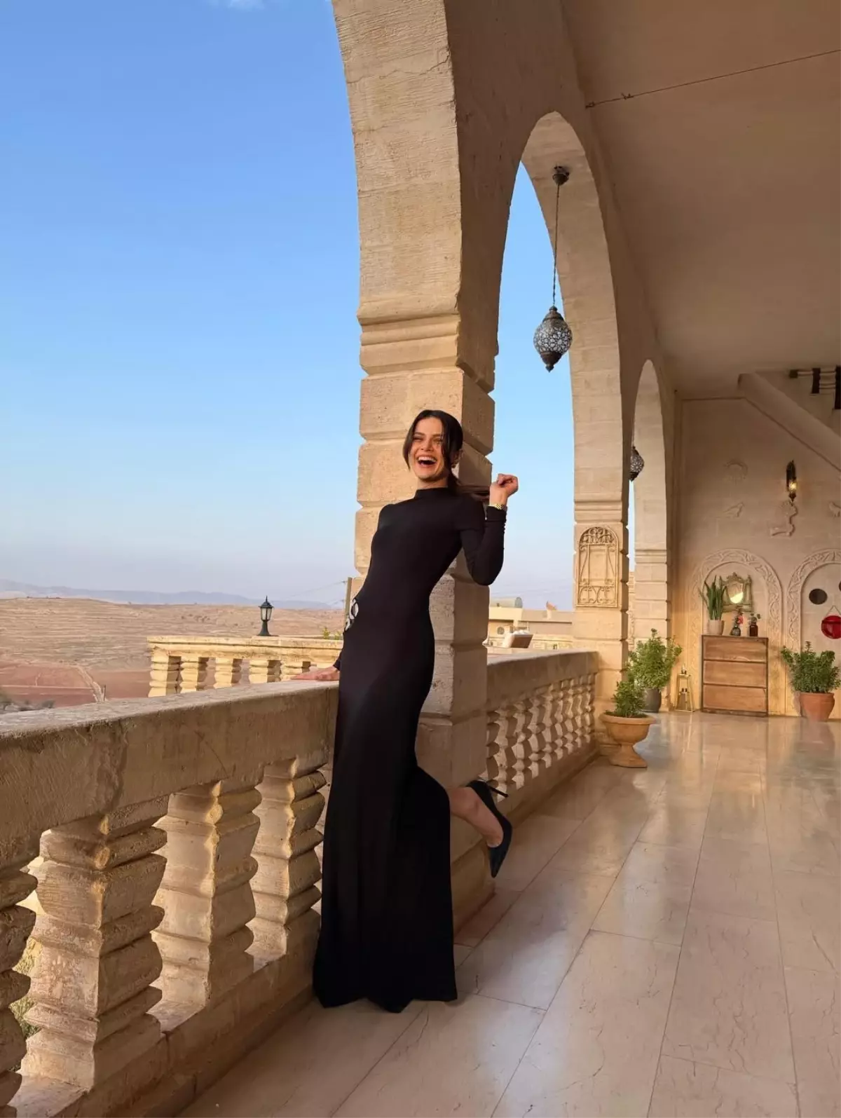 Sinem Ünsal’ın Siyah Elbisesi Sosyal Medyada Fırtına Savurdu!