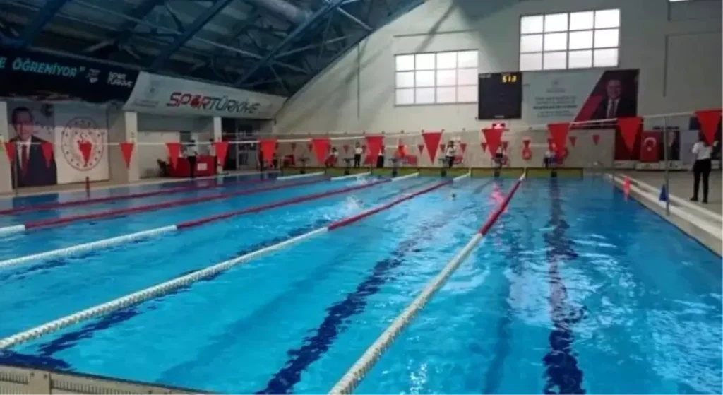 Sinop’ta Minik Yüzücüler Yarıştı