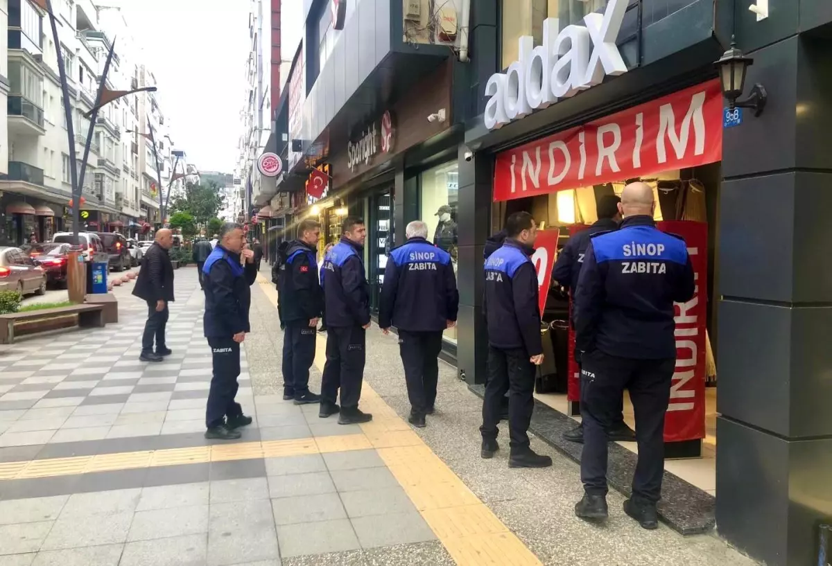 Sinop’ta zabıta ekiplerinden kaldırım işgali denetimi
