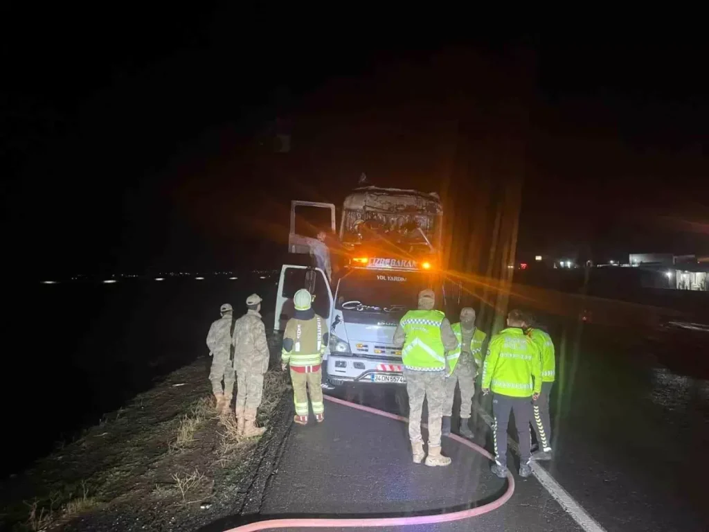 Şırnak’ta seyir halindeki tır alevlere teslim oldu