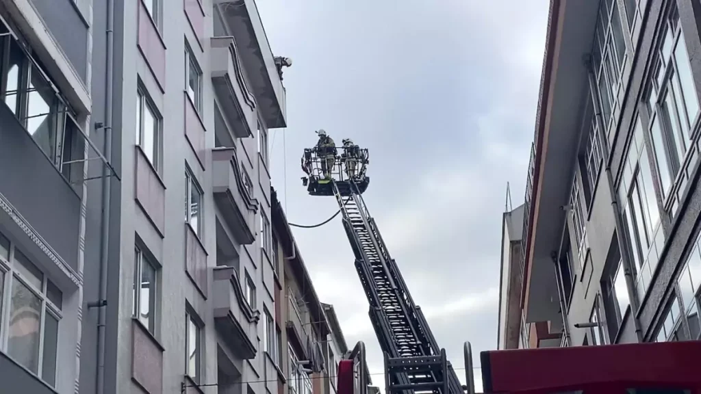 Şişli’de 5 Katlı Binada Çatı Yangını Alarm Verdi