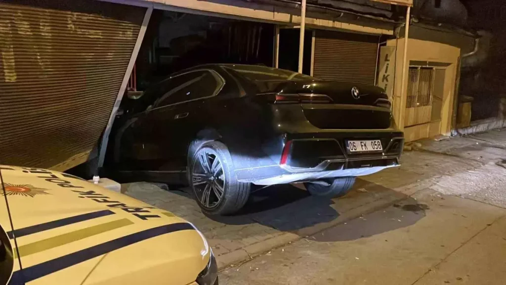 Sivas’ta Kadın Sürücü Marketi Aşırı Hızla Girdi