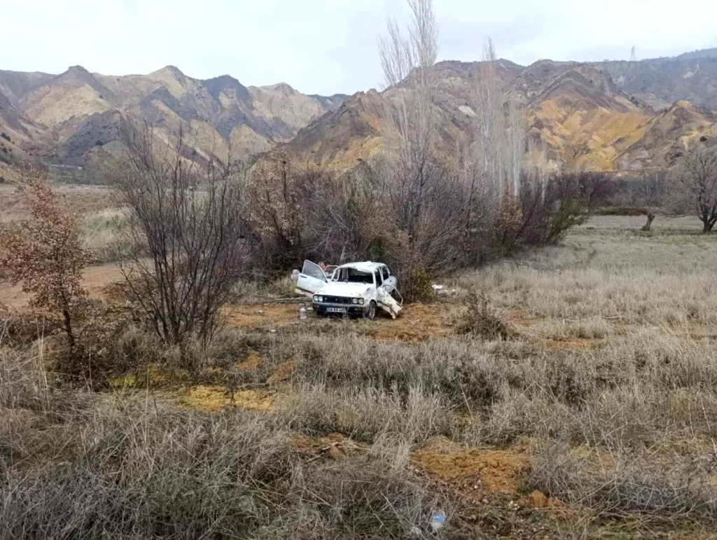 Suşehri’nde Şarampole Devrilen Otomobil Kazası: 1 Ölü, 2 Ağır Yaralı