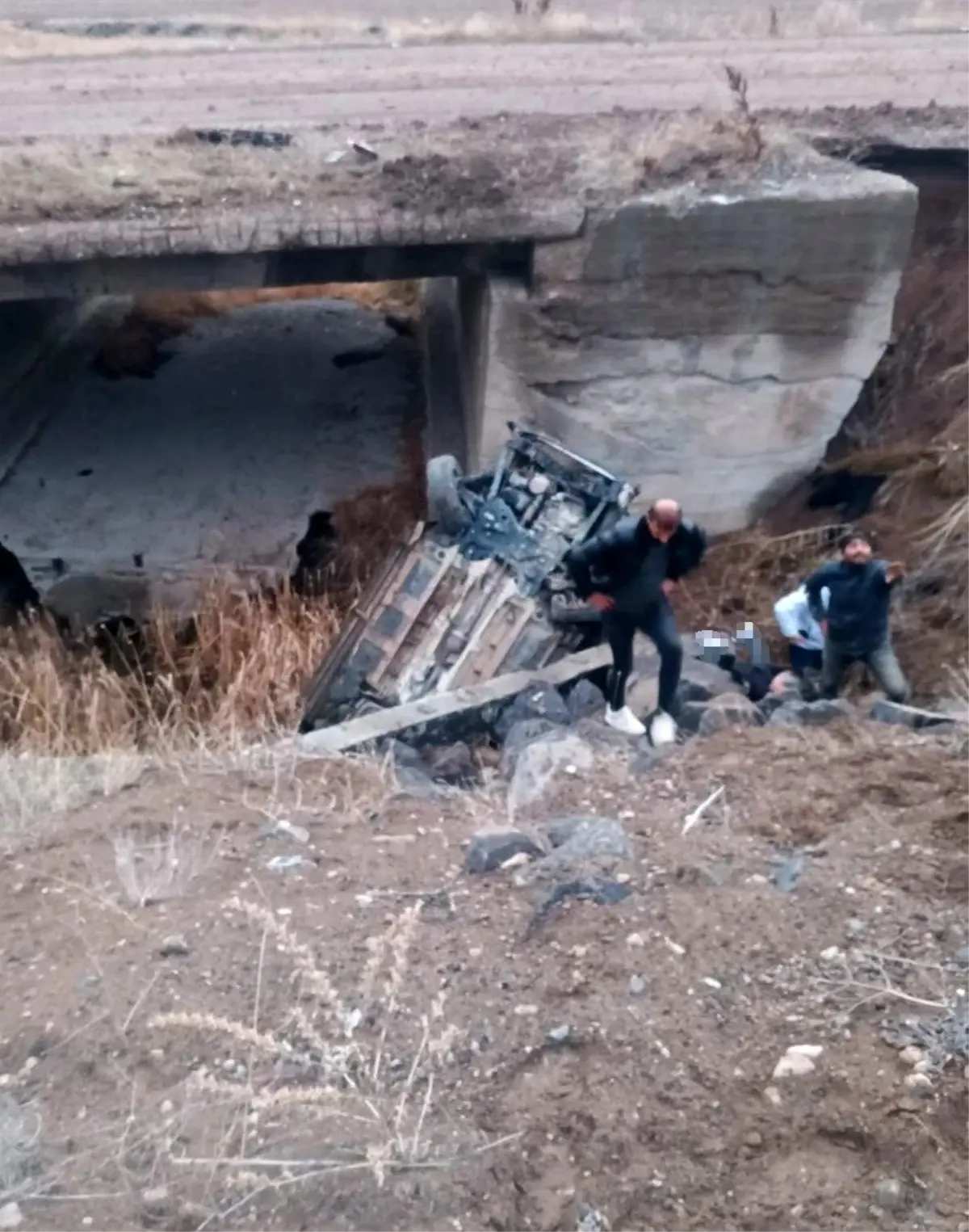 Sivas-Malatya Karayolunda Dehşet: Köprü Altına Düşen Araçta 1 Ölü, 2 Yaralı