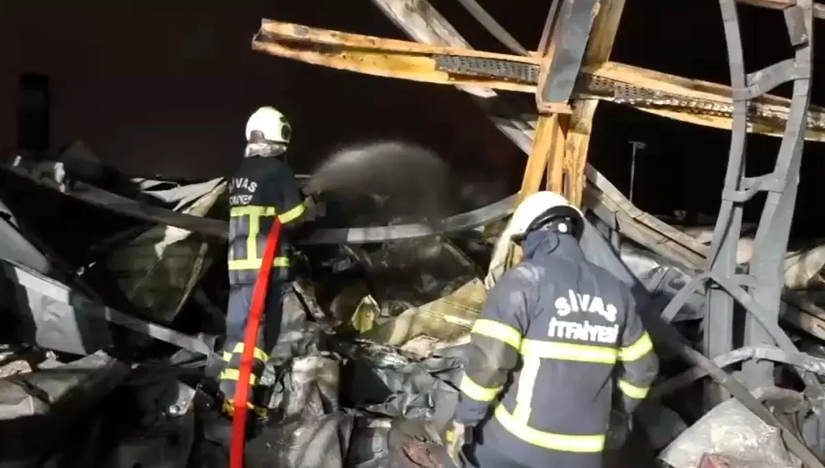 Sivas’tan Kırıkkale’ye giden itfaiye ekipleri, fabrika yangını için söndürme çalışmalarına destek verdi