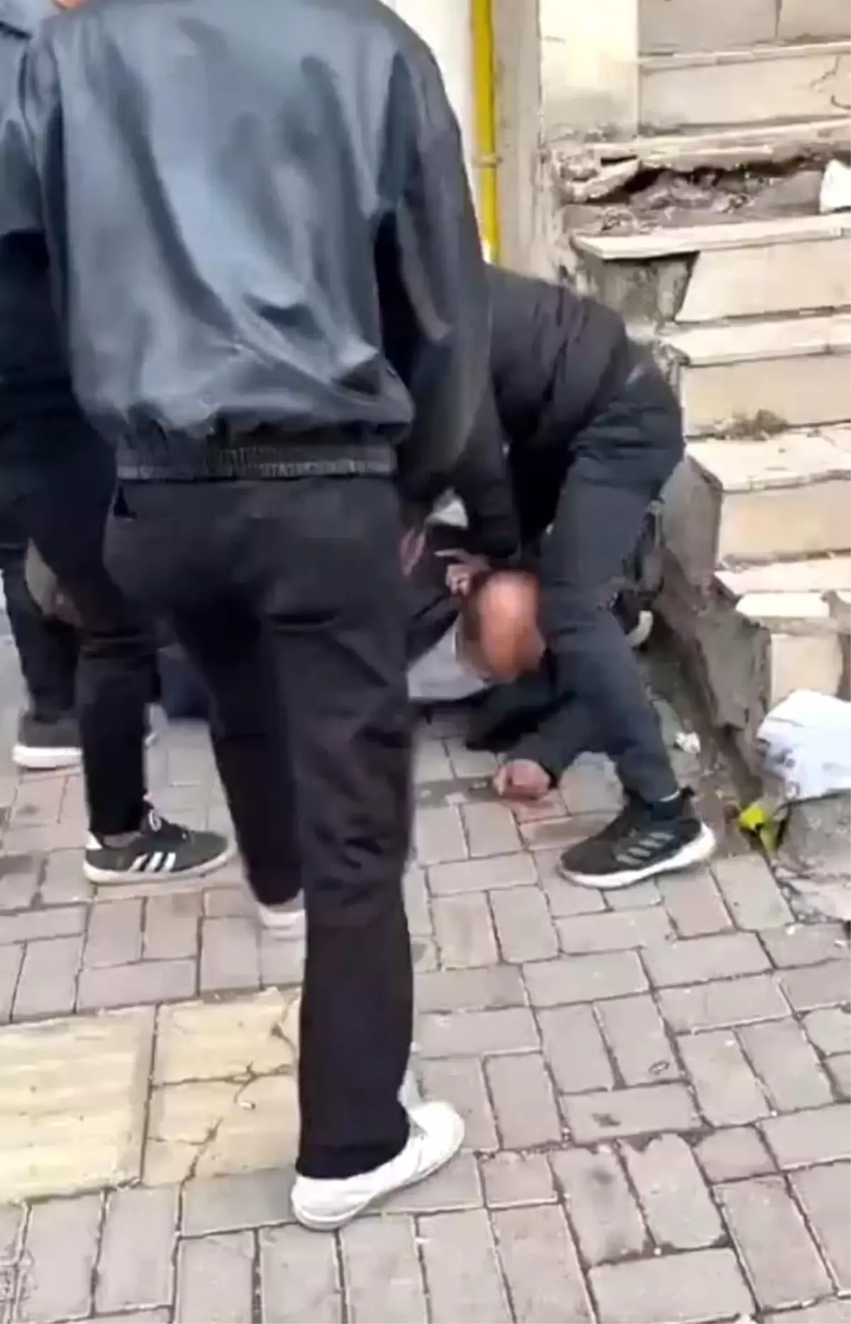 Şanlıurfa’da 50 Yaşındaki Yaşlı Adam Sokak Ortasında Gençler Tarafından Dövüldü