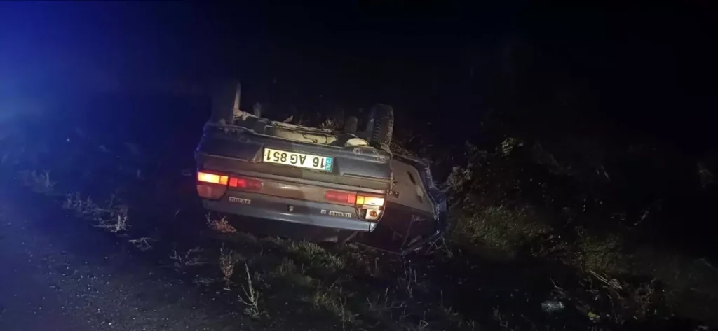 Bilecik’te Otomobil Su Kanalına Uçtu: Şok Kazada Sürücü ve Yolcu Yaralandı