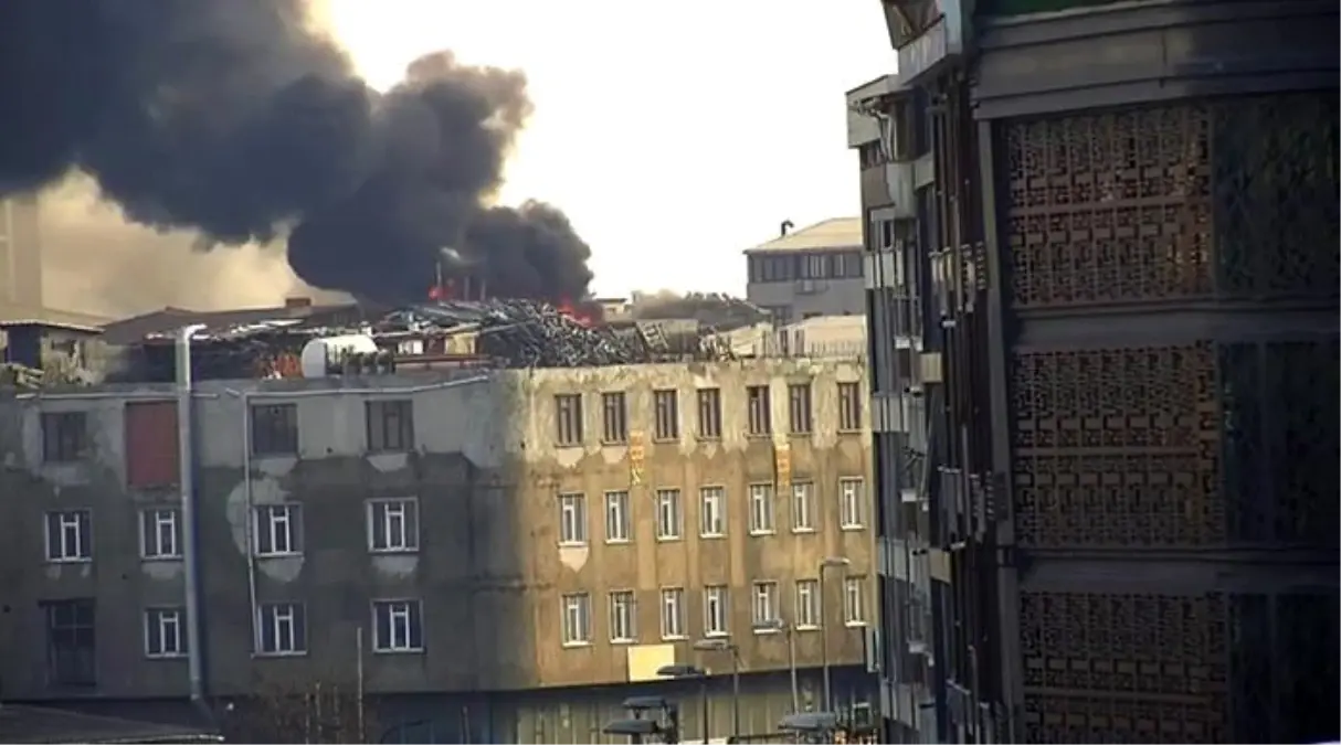 Sultangazi’de Bina Çatısında Yangın