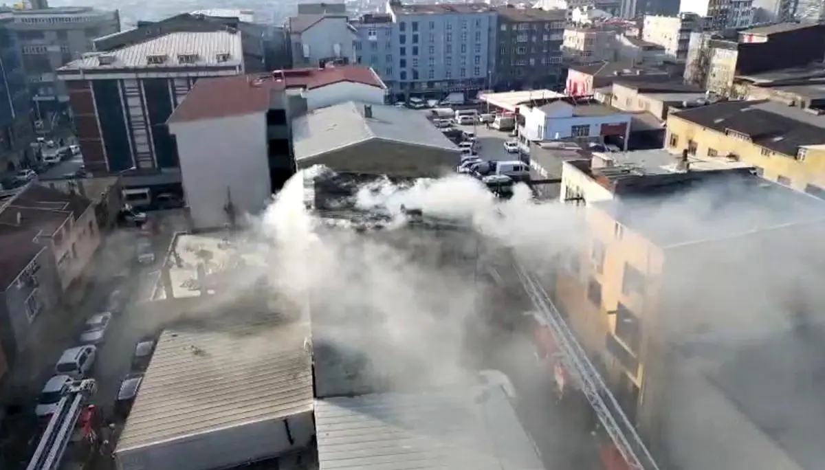 5 Katlı Binada Çıkan Yangında Can Pazarı! Camı Kırıp Aşağı Atladı