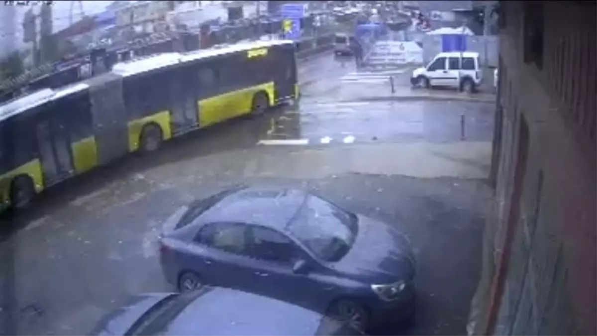 Sultangazi’de yola dökülen akaryakıt kazalara neden oldu: İETT otobüsü direğe çarptı