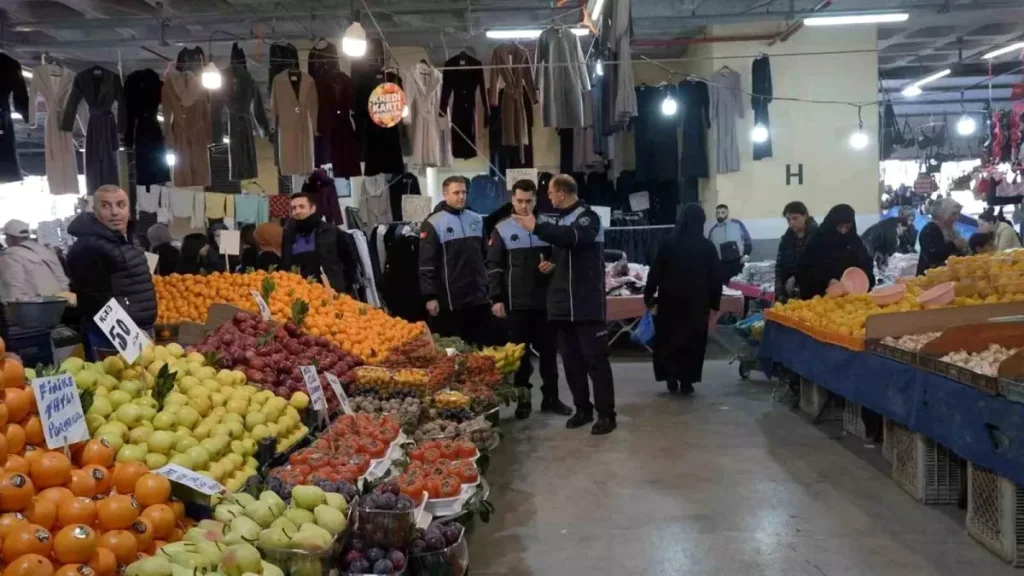 Sultangazi’de zabıta ekiplerinden pazarlarda denetim
