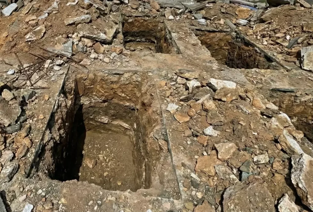 İdlib’de Eski Güvenlik Merkezinde Şok Edici Toplu Mezar Ortaya Çıkarıldı