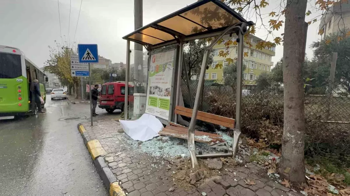 Darıca’da Park Halindeki Araç Durağa Çarptı