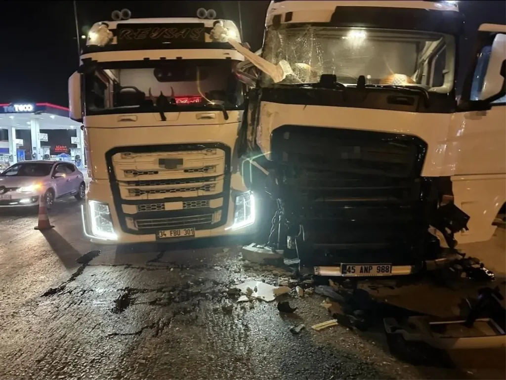 Susurluk’ta Tır Çarpışması: Maddi Hasar