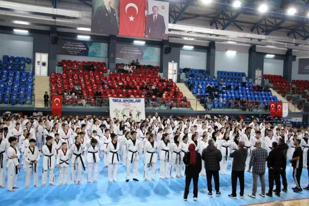 Düzce’de 200 Sporcu Siyah Kuşak Taekwondo Terfi Sınavına Katıldı