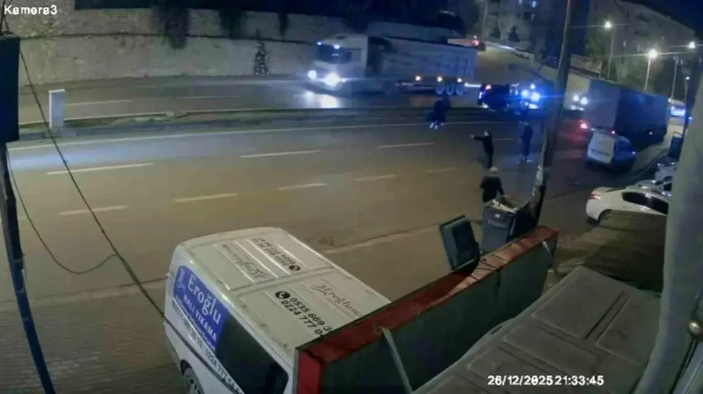 İnegöl’de Takla Atan Araç Aydınlatma Direğine Çarptı