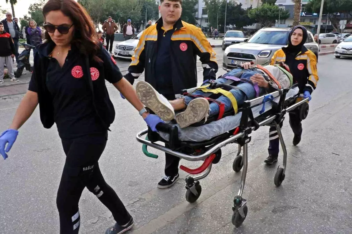 Antalya’da Taksiyle Çarpan Motosiklet Kazasında 2 Genç Yaralandı