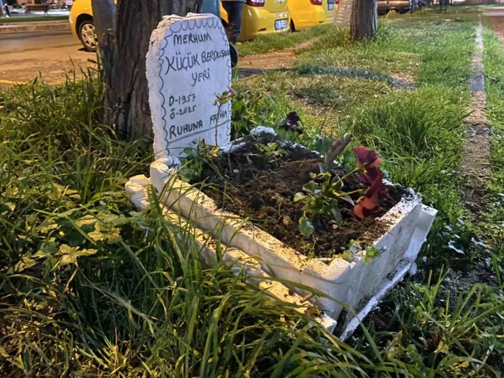 Taksicilerden Berduş İçin Mini Mezarlık