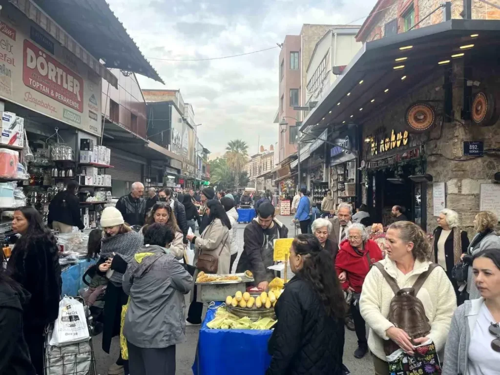Kemeraltı’nda Yılbaşı Alışverişi Yoğunluğu