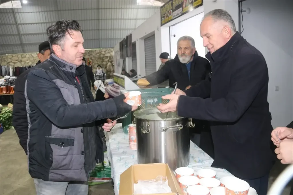 Taşova Belediyesi’nden Soğuk Günlerde Sıcak Çorba İkramı