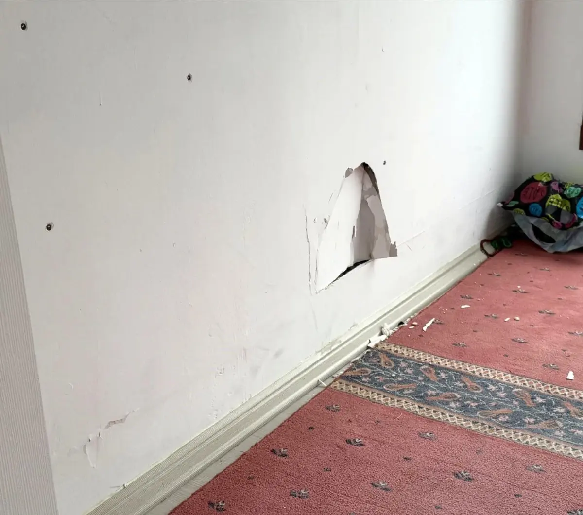 Taşova’da Millet Bahçesi’ndeki Mescit Duvarı Şiddetli Tahrip Edildi