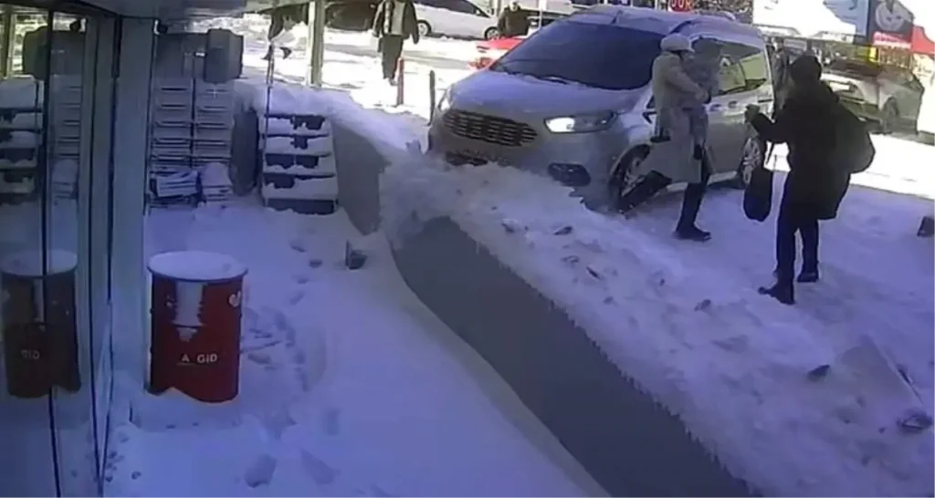 Tatvan’da Kontrolden Çıkan Araç Facianın Eşiğinden Döndü