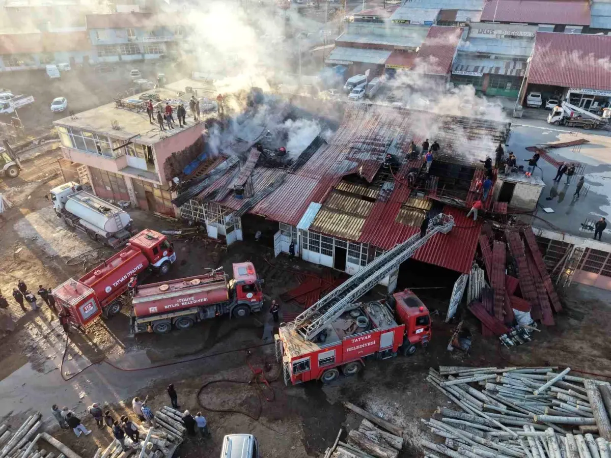 Tatvan’da Kereste Dükkanını Saran Alevler Hızlı Müdahale ile Kontrol Altına Alındı