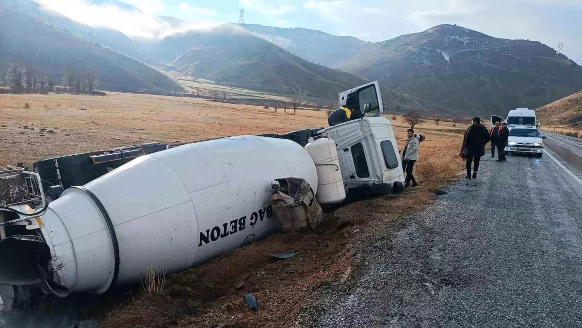 Tatvan’da Beton Mikseri Şarampole Yuvarlandı