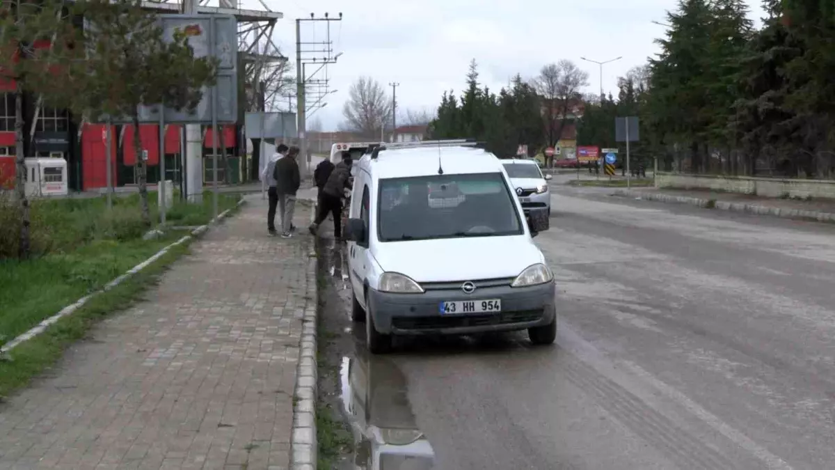 Tavşanlı’da Hafif Ticari Araç ile Elektrikli Bisiklet Çarpıştı: 1 Yaralı
