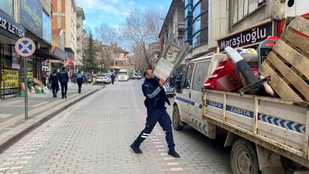 Tavşanlı’da Yaya Yolunu İşgal Eden Duba ve Reklam Panoları Toplanıyor