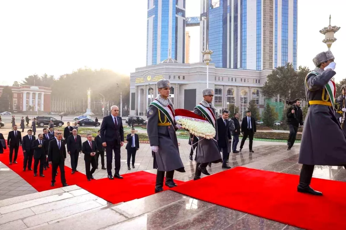 TBMM Başkanı Numan Kurtulmuş Tacikistan’da İsmail Somoni Anıtı’na Çelenk Bıraktı