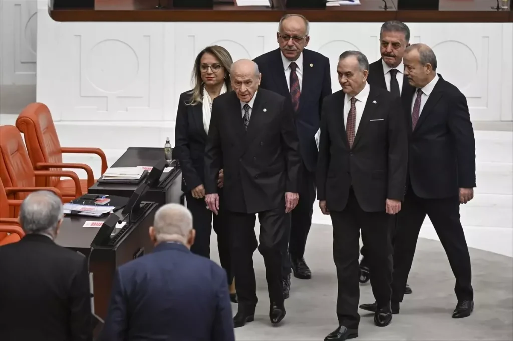 Meclis’teki bütçe maratonunun son gününe damga vuran an! Tokalaşmadılar