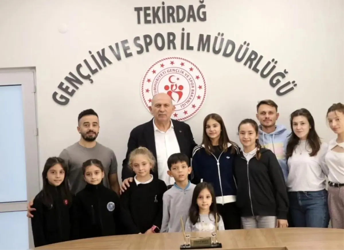 Buz Pateni Yarışması Öncesi Gençlik ve Spor İl Müdürü Üzgün’ü Ziyaret Eden Tekirdağ Sporcuları