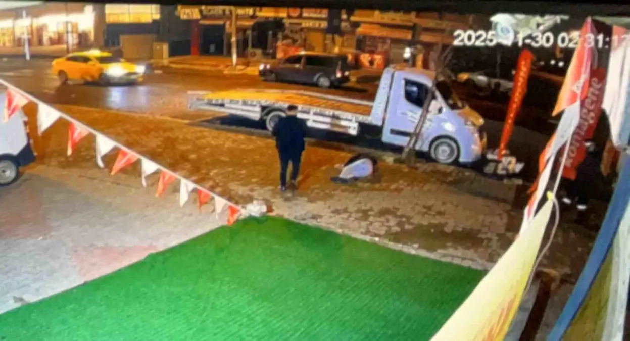 Alkollü Motosiklet Sürücüsü Park Halindeki Oto Kurtarıcıya Çarptı ve Ağır Yaralandı