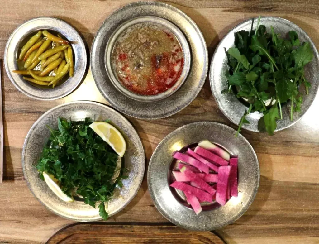 Kahramanmaraş’ın Kış İkramı: Kelle Paça Şöleni Şehrin Sokaklarını Dolduruyor