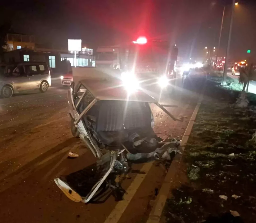 Hatay’da Tırla Çarpışan Tofaş İkiye Bölündü