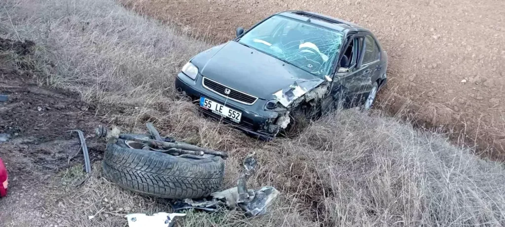 Tokat’ta Kafa Kafaya Çarpışan İki Otomobil 3 Yaralı Bıraktı