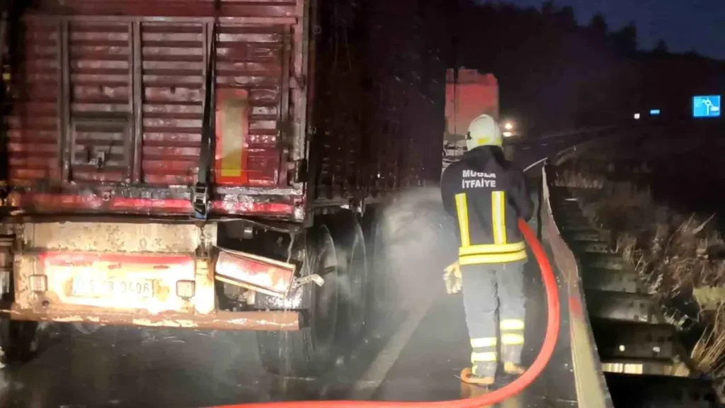 Tomruk Yüklü TIR’da Çıkan Yangın Büyümeden Söndürüldü