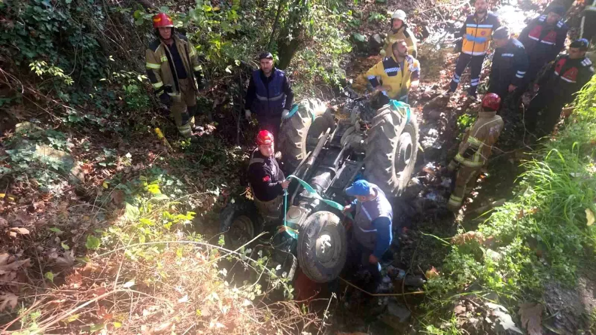 Köprüden Düşen Traktörde Yaşlı Adam Vinçle Kurtarıldı