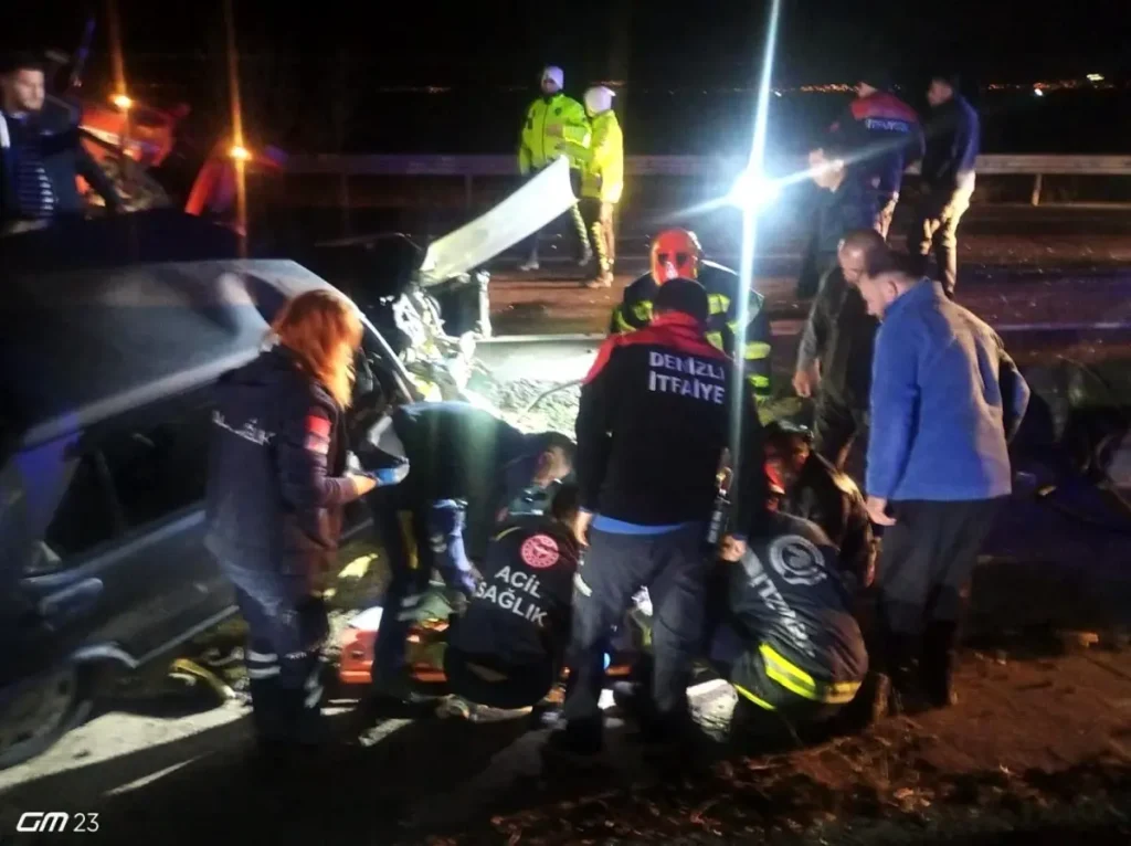 Denizli’de Traktör-Otomobil Çarpıştı