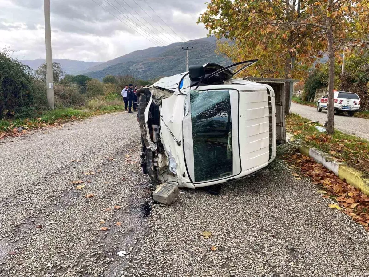 Ödemiş’te Kamyonet Devrildi, Sürücü Yaralandı