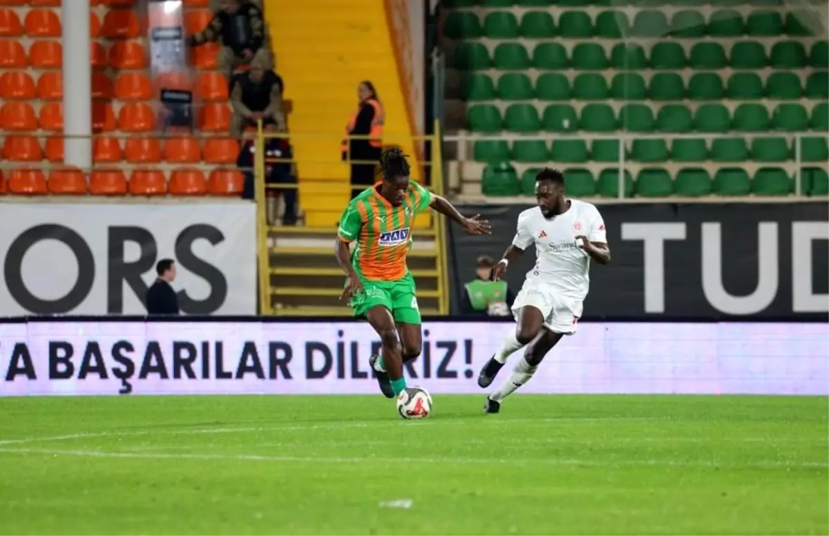 Alanyaspor – Antalyaspor Maçında İlk Yarı Golsüz Sona Erdi