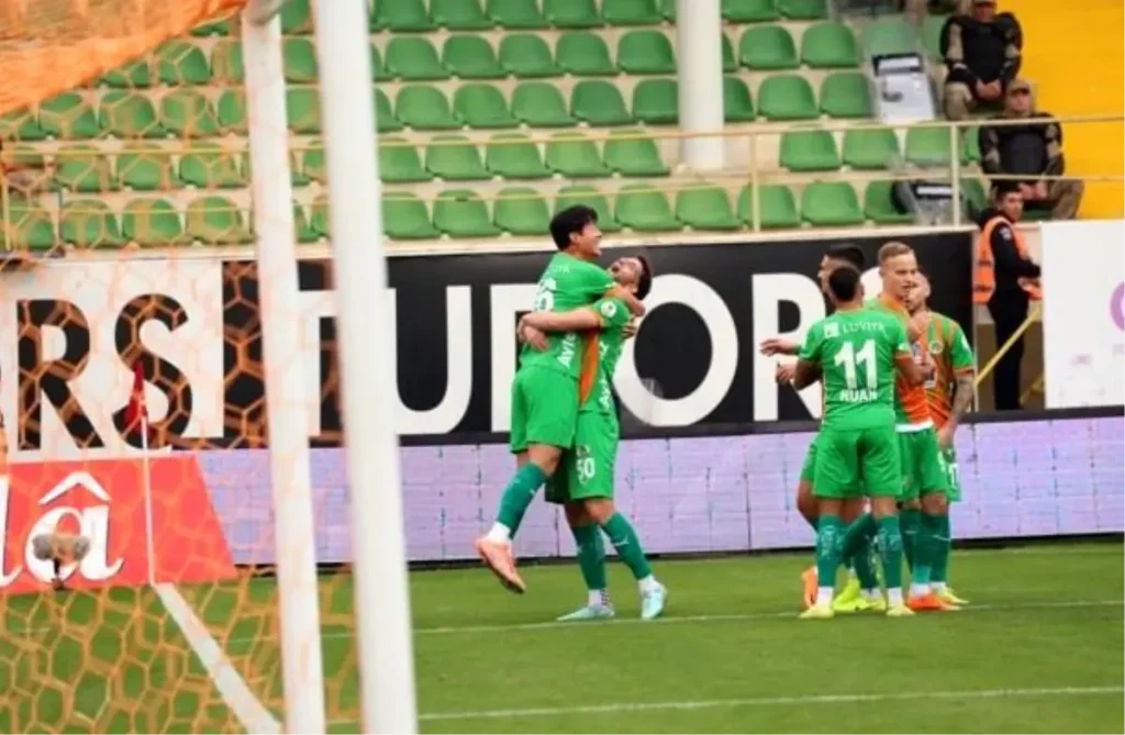 Alanyaspor, Karagümrük’ü İlk Yarıda 1-0’lık Üstünlükle Geçti!